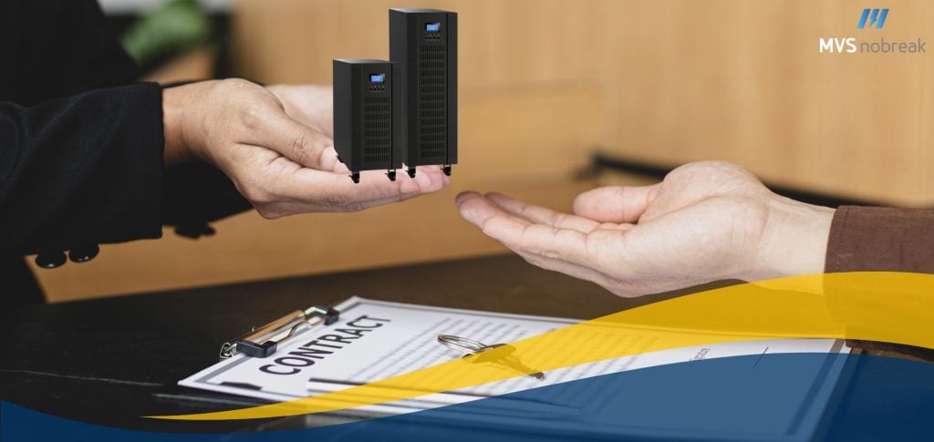 A imagem mostra um contrato sobre uma mesa com uma caneta ao lado, simbolizando uma negociação ou acordo. Duas mãos estão em destaque, uma oferecendo e a outra recebendo dois Nobreaks, que estão sendo apresentados como parte do contrato. Esses Nobreaks têm um design moderno e robusto, indicando equipamentos de alta qualidade e tecnologia avançada. O logotipo da MVS Nobreak aparece no canto superior direito da imagem, reforçando a marca. As cores azul e amarela presentes no rodapé da imagem dão um toque corporativo e elegante, conectando visualmente a empresa ao serviço de aluguel de Nobreaks.

Essa composição sugere que o serviço de aluguel de Nobreaks oferecido pela MVS é uma escolha segura e confiável, reforçando o valor de fechar um contrato com a empresa para garantir a proteção de energia.