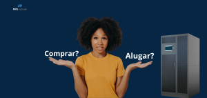 ### **Descrição da Imagem** A imagem apresenta um questionamento direto e estratégico: **"Comprar ou Alugar?"**, gerando curiosidade e reflexão sobre a melhor opção para adquirir um Nobreak. ### **Elementos Visuais:** 1. **Fundo Azul Escuro:** - Transmite profissionalismo e confiança, reforçando a credibilidade da marca MVS Nobreak. 2. **Mulher no Centro, com Expressão de Dúvida:** - Sua linguagem corporal sugere **hesitação e incerteza**, representando possíveis clientes que ainda não decidiram se devem comprar ou alugar um Nobreak. 3. **Texto em Branco ("Comprar?" à Esquerda e "Alugar?" à Direita):** - Facilita a leitura e destaca as duas opções, instigando a reflexão sobre a escolha mais vantajosa. 4. **Imagem de um Nobreak à Direita:** - Representa o produto em questão, destacando sua robustez e importância para empresas e estabelecimentos que dependem de energia ininterrupta. 5. **Logotipo da MVS Nobreak no Canto Superior Esquerdo:** - Reforça a identidade da marca e a associação com soluções de energia. ### **Mensagem e Impacto:** A imagem convida o espectador a refletir sobre qual opção faz mais sentido para sua empresa. O tom questionador **gera engajamento**, incentivando a busca por informações sobre as vantagens da locação de Nobreaks.