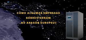 A imagem é uma peça publicitária da MVS Nobreak, criada para impactar visualmente e despertar curiosidade sobre segurança energética empresarial em situações extremas. 🟣 Fundo: A imagem mostra uma visão aérea noturna da Europa, com áreas iluminadas e outras apagadas, representando um grande apagão. O céu estrelado e a escuridão parcial reforçam o clima de urgência e risco. 🟡 Texto central em destaque (amarelo e caixa alta): COMO ALGUMAS EMPRESAS SOBREVIVERAM AO APAGÃO EUROPEU? A pergunta instiga e provoca o espectador, sugerindo que nem todas as empresas estavam preparadas, mas algumas tinham uma solução eficiente — o Nobreak. 🟦 Elemento lateral direito: Um Nobreak de grande porte é apresentado em destaque, sugerindo que este equipamento foi o diferencial para a continuidade operacional das empresas mesmo diante do caos energético. 🔷 Marca (canto superior esquerdo): O logotipo da MVS Nobreak aparece com elegância e discrição, reforçando a autoridade da marca no setor de energia segura. 💡 Mensagem geral: A arte comunica de forma clara que empresas equipadas com Nobreak conseguiram sobreviver ao apagão europeu, mantendo suas atividades enquanto outras pararam. É uma chamada forte para reflexão e ação preventiva.