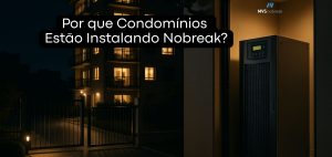 **Descrição da imagem:** A imagem mostra a fachada de um condomínio à noite, com portão eletrônico e janelas iluminadas. À direita, em destaque, há um nobreak de grande porte instalado próximo à entrada do prédio. No centro da imagem, sobreposto ao fundo escuro, aparece o texto em branco com fundo preto: **“Por que Condomínios Estão Instalando Nobreak?”**. No canto superior direito está o logotipo da **MVS Nobreak**. A composição transmite a ideia de segurança, continuidade de energia e funcionamento de sistemas essenciais como portões, luzes e câmeras de vigilância mesmo durante quedas de energia.