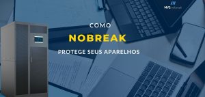 **Metadescrição da imagem:** Arte promocional da MVS Nobreak com fundo de mesa de trabalho repleta de aparelhos eletrônicos — como notebooks, tablets e smartphones — destaca a frase "Como Nobreak Protege Seus Aparelhos", reforçando a importância do uso de nobreaks para evitar danos causados por oscilações e quedas de energia. Um nobreak robusto aparece ao lado esquerdo, simbolizando segurança e proteção contínua.