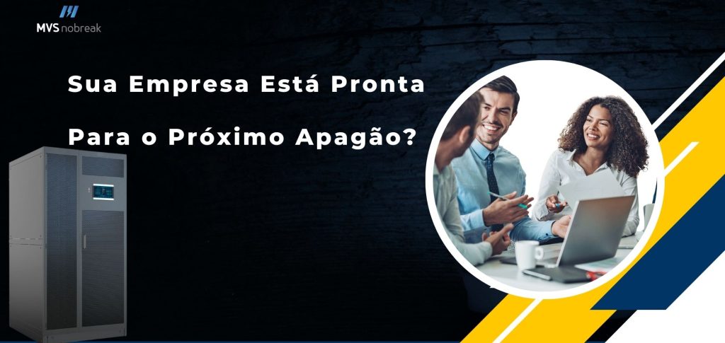A imagem é uma peça promocional da **MVS Nobreak**, com o objetivo de provocar reflexão sobre a **preparação das empresas para situações de queda de energia**.

🟤 **Fundo:**  
Predomina um fundo escuro e sóbrio, transmitindo seriedade e dando destaque à pergunta central — uma referência visual à ausência de luz em um apagão.

⚪ **Texto principal (centralizado em branco, com destaque):**  
> **"Sua Empresa Está Pronta Para o Próximo Apagão?"**  
A frase é direta e desafiadora, instigando o público-alvo a refletir sobre o risco iminente de interrupções no fornecimento de energia.

🖥️ **Lado esquerdo inferior:**  
Um Nobreak de grande porte é exibido com iluminação sutil, reforçando visualmente a **solução preventiva contra apagões**.

🟡🔵 **Lado direito da imagem:**  
Um círculo com uma foto de três profissionais (dois homens e uma mulher) sorrindo em uma reunião, com laptops e papéis. Essa imagem sugere que **empresas preparadas continuam funcionando e prosperando**, mesmo em situações adversas.

🔷 **Elementos gráficos (direita inferior):**  
Faixas diagonais em amarelo, azul e branco adicionam dinamismo, remetendo à identidade visual da marca e guiando o olhar para a parte positiva da mensagem — **a continuidade dos negócios**.

📌 **Mensagem geral:**  
A arte comunica que **estar pronto para apagões é essencial**, e que com o apoio da MVS Nobreak, sua empresa pode manter-se ativa, segura e produtiva mesmo diante de imprevistos na rede elétrica.