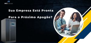 A imagem é uma peça promocional da **MVS Nobreak**, com o objetivo de provocar reflexão sobre a **preparação das empresas para situações de queda de energia**. 🟤 **Fundo:** Predomina um fundo escuro e sóbrio, transmitindo seriedade e dando destaque à pergunta central — uma referência visual à ausência de luz em um apagão. ⚪ **Texto principal (centralizado em branco, com destaque):** > **"Sua Empresa Está Pronta Para o Próximo Apagão?"** A frase é direta e desafiadora, instigando o público-alvo a refletir sobre o risco iminente de interrupções no fornecimento de energia. 🖥️ **Lado esquerdo inferior:** Um Nobreak de grande porte é exibido com iluminação sutil, reforçando visualmente a **solução preventiva contra apagões**. 🟡🔵 **Lado direito da imagem:** Um círculo com uma foto de três profissionais (dois homens e uma mulher) sorrindo em uma reunião, com laptops e papéis. Essa imagem sugere que **empresas preparadas continuam funcionando e prosperando**, mesmo em situações adversas. 🔷 **Elementos gráficos (direita inferior):** Faixas diagonais em amarelo, azul e branco adicionam dinamismo, remetendo à identidade visual da marca e guiando o olhar para a parte positiva da mensagem — **a continuidade dos negócios**. 📌 **Mensagem geral:** A arte comunica que **estar pronto para apagões é essencial**, e que com o apoio da MVS Nobreak, sua empresa pode manter-se ativa, segura e produtiva mesmo diante de imprevistos na rede elétrica.