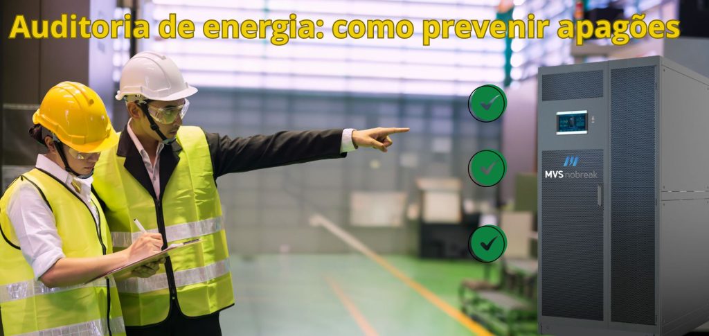 A imagem mostra o interior de uma indústria ou centro técnico com iluminação artificial clara. À esquerda, estão dois profissionais usando capacetes de segurança (um branco e outro amarelo) e coletes reflexivos amarelo-neon. O profissional à direita, de capacete branco, aponta com firmeza para a direção oposta, enquanto o outro anota em uma prancheta. Ambos transmitem foco e seriedade, indicando uma inspeção ou auditoria técnica em andamento.

À direita da imagem, há um nobreak industrial de grande porte, de cor cinza escuro, com uma tela digital azul em destaque e o logotipo da empresa MVS Nobreak visível no centro do equipamento.

Entre os profissionais e o nobreak, aparecem três ícones de marcação com check verde (✔️) alinhados na vertical, sugerindo que etapas ou requisitos foram aprovados ou verificados com sucesso.

Na parte superior da imagem, o título aparece em destaque com letras grandes amarelas:
"Auditoria de energia: como prevenir apagões" — reforçando o tema do artigo.

O ambiente transmite profissionalismo, controle e segurança técnica.