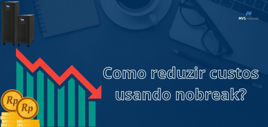 Imagem em tons de azul com elementos gráficos que representam economia e tecnologia. À esquerda, há dois nobreaks pretos sobre rodas, um maior e um menor. Abaixo deles, aparece um gráfico de barras verde com uma seta vermelha apontando para baixo, simbolizando redução de custos. Ao lado do gráfico, há moedas douradas com a sigla "Rp", sugerindo economia financeira. No fundo, parcialmente visíveis, estão itens de escritório como um caderno, uma xícara de café, um par de óculos e parte de um teclado de notebook. À direita, em destaque, está a frase em letras brancas: "Como reduzir custos usando nobreak?" No canto superior direito, está o logotipo da MVS Nobreak.