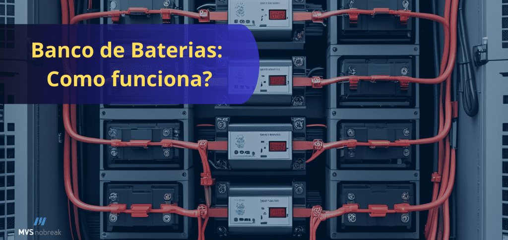 A imagem mostra um banco de baterias instalado em um rack metálico. Várias baterias estão alinhadas em fileiras horizontais, interligadas por cabos grossos de cor vermelha, que fazem a condução da energia entre os módulos. Na frente de cada módulo há displays digitais e indicadores, provavelmente para monitoramento de tensão, carga e funcionamento. No canto esquerdo inferior, está o logotipo da empresa MVS Nobreak. Sobre a foto, em destaque, há uma faixa azul translúcida com o texto em amarelo: “Banco de Baterias: Como funciona?”.