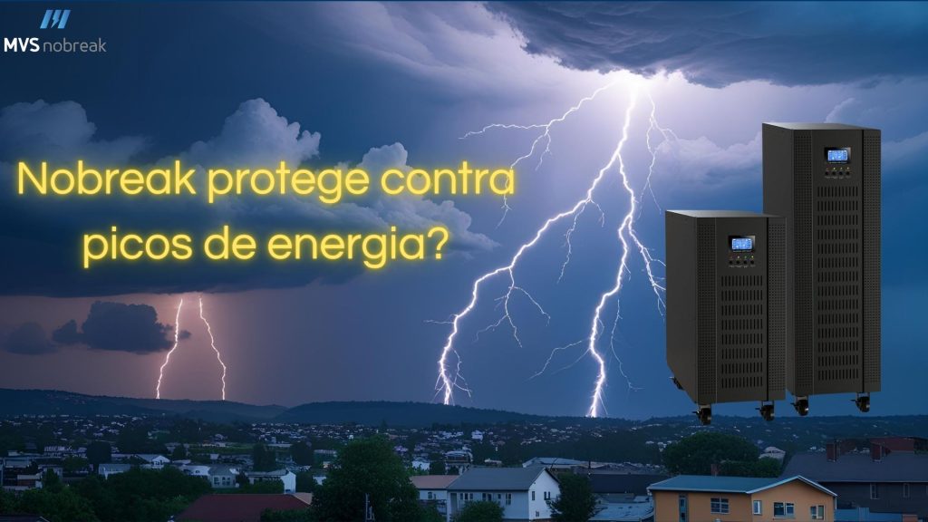 Imagem de fundo mostrando uma cidade ao entardecer sob um céu escuro, com nuvens carregadas e vários raios caindo ao longe. No canto esquerdo, aparece em letras grandes e amarelas a frase: "Nobreak protege contra picos de energia?". No lado direito, estão dois nobreaks pretos, altos e retangulares, com rodinhas e um pequeno painel azul na parte superior frontal. No canto superior esquerdo está o logotipo da MVS Nobreak, com o nome escrito em branco e cinza. A cena transmite a ideia de proteção contra tempestades e oscilações elétricas.