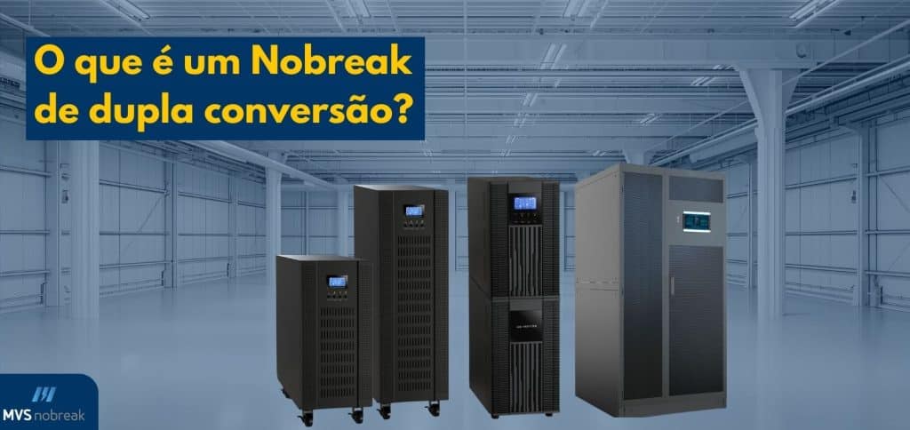 Imagem com fundo de um galpão industrial vazio, em tons de azul acinzentado.
Na parte superior esquerda, dentro de um retângulo azul escuro, está escrito em letras grandes e amarelas: “O que é um Nobreak de dupla conversão?”.
Na parte inferior central, aparecem quatro nobreaks:
Dois menores, em formato de torre, com rodinhas e visor digital azul na parte superior.
Um nobreak de porte médio, também em torre, com dois módulos sobrepostos e visor digital azul.
À direita, um nobreak de grande porte, em formato de gabinete alto e largo, com tela de monitor colorida na frente.
No canto inferior esquerdo, está o logotipo da empresa MVS Nobreak.