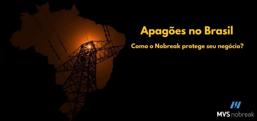 A imagem mostra a silhueta do mapa do Brasil em preto, com uma torre de energia elétrica (torre de transmissão) no centro, iluminada por uma luz alaranjada intensa ao fundo, simbolizando o pôr do sol ou uma fonte de energia. À direita da imagem, em destaque, há o texto em amarelo: “Apagões no Brasil” e, logo abaixo, em tom menor, “Como o Nobreak protege seu negócio?”.
No canto inferior direito, está o logotipo da empresa MVS Nobreak, com o ícone azul e o nome em branco e cinza. O fundo geral é escuro, transmitindo a ideia de falta de energia e reforçando o tema do apagão.