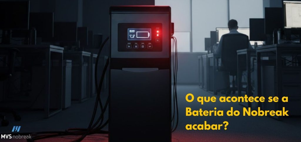 A imagem mostra um ambiente de escritório escuro, com várias mesas e computadores ao fundo, em clima de baixa iluminação. Em destaque no centro da imagem, há um nobreak preto, em funcionamento, com a tela digital acesa em vermelho, exibindo um ícone de bateria vazia e sinais de alerta. Cabos estão conectados à parte inferior do equipamento, e há um leve reflexo vermelho no chão, reforçando a atmosfera de urgência. No canto inferior direito, está a frase em amarelo:
"O que acontece se a Bateria do Nobreak acabar?"
No canto inferior esquerdo, aparece discretamente o logotipo da MVS Nobreak.
A imagem transmite um alerta visual sobre a importância de manter a bateria do nobreak em bom estado para evitar falhas inesperadas.