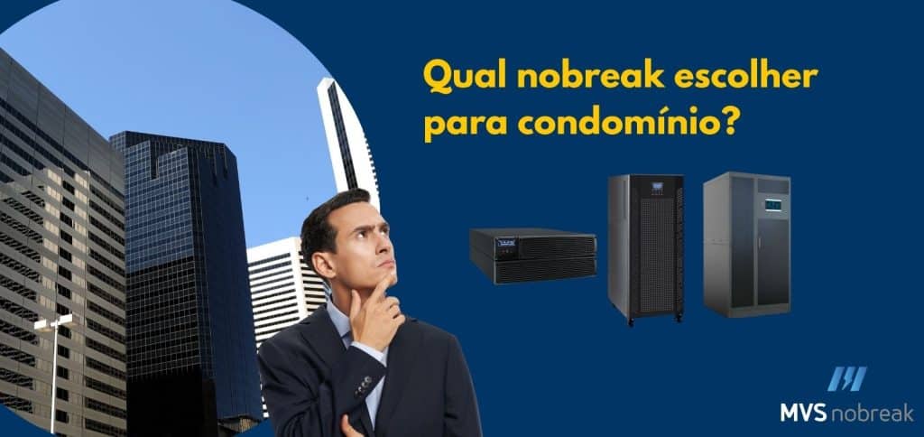 A imagem mostra um fundo azul-escuro com prédios altos e modernos do lado esquerdo, em contraste com o céu claro. No canto inferior esquerdo, aparece um homem de terno escuro e camisa azul clara, com expressão pensativa, olhando para cima enquanto leva a mão ao queixo. À direita, em destaque, há três nobreaks: um modelo horizontal de pequeno porte e dois modelos torre de grande porte. No centro à direita, em letras amarelas grandes, está escrito: “Qual nobreak escolher para condomínio?”. No canto inferior direito, aparece a logomarca da MVS Nobreak.