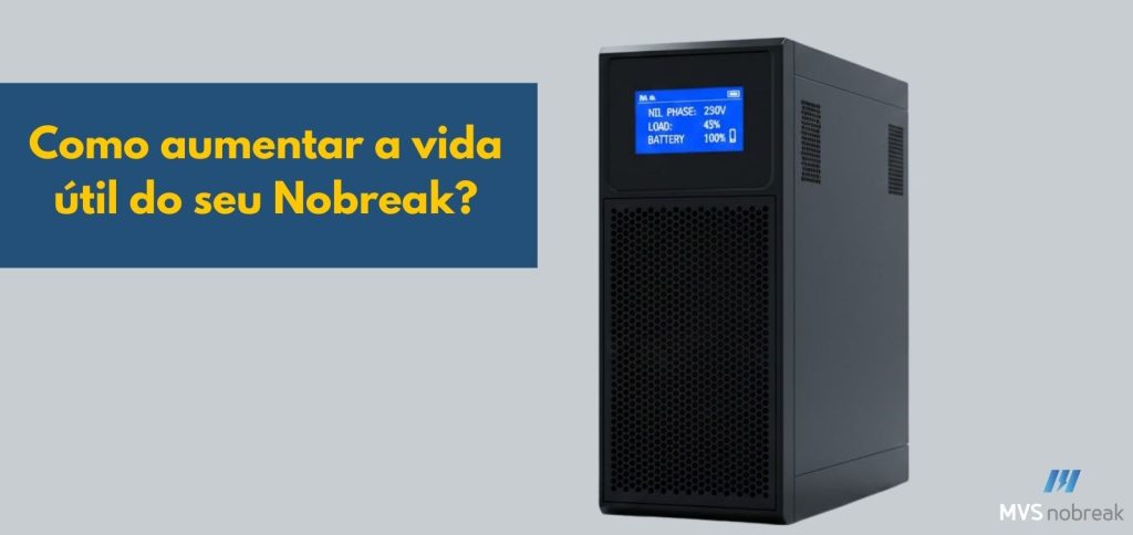 Imagem em formato de capa para blog. À esquerda, há um retângulo azul escuro com o texto em amarelo: **“Como aumentar a vida útil do seu Nobreak?”**. À direita, aparece um **nobreak torre** moderno, de cor preta, com tela LCD azul acesa exibindo informações como tensão, carga e nível de bateria. O fundo é cinza claro e, no canto inferior direito, está o logotipo da **MVS Nobreak**. A composição é limpa, corporativa e com foco no equipamento.