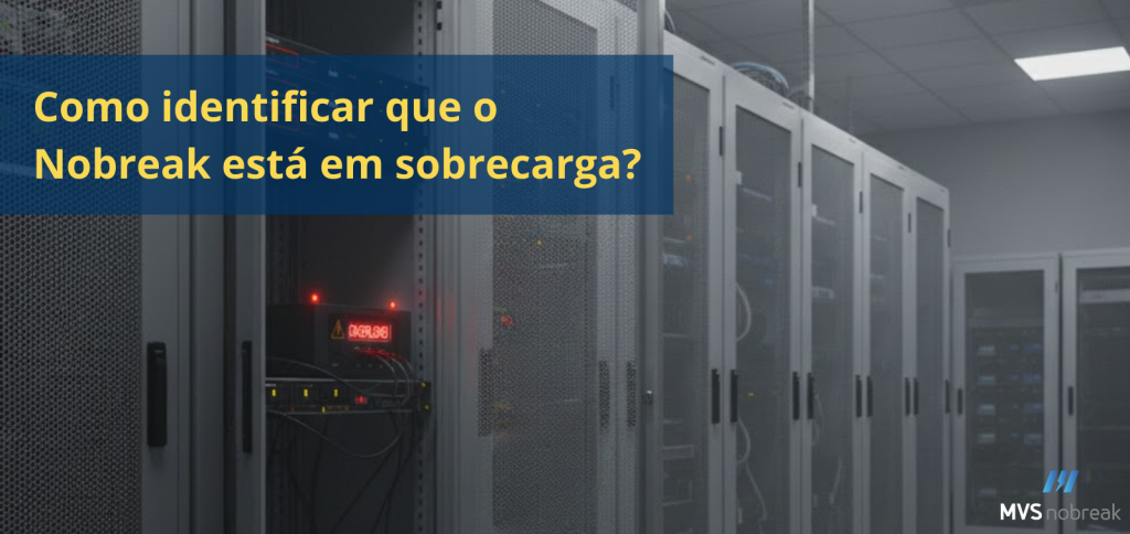 A imagem mostra um corredor de data center com vários racks metálicos alinhados. Dentro de um dos racks, no lado esquerdo, um Nobreak aparece com luzes vermelhas acesas e um aviso luminoso indicando alerta ou possível falha. Há cabos brancos organizados verticalmente conectados aos equipamentos. Na parte superior esquerda da imagem, sobre um retângulo azul semitransparente, está o texto em amarelo: “Como identificar que o Nobreak está em sobrecarga?”. No canto inferior direito está o logo da MVS Nobreak.