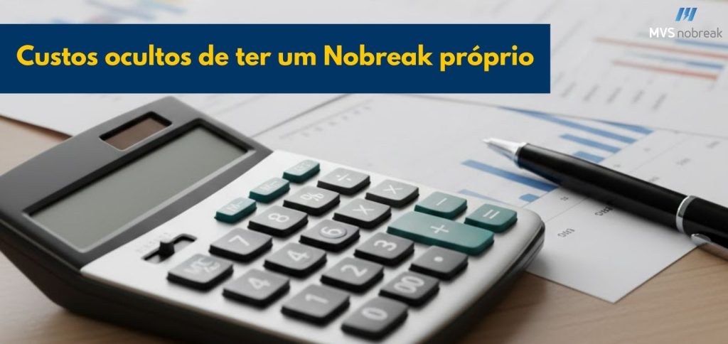 Imagem horizontal com uma mesa de escritório. Em primeiro plano, há uma calculadora grande, de cor cinza, posicionada levemente à esquerda. Ao lado direito, repousa uma caneta preta metálica. Ambos estão sobre folhas com gráficos e barras azul-claras, sugerindo relatórios financeiros. No topo da imagem, sobre uma faixa azul escura, aparece o texto em amarelo: “Custos ocultos de ter um Nobreak próprio”. No canto superior direito, está o logotipo da MVS Nobreak.