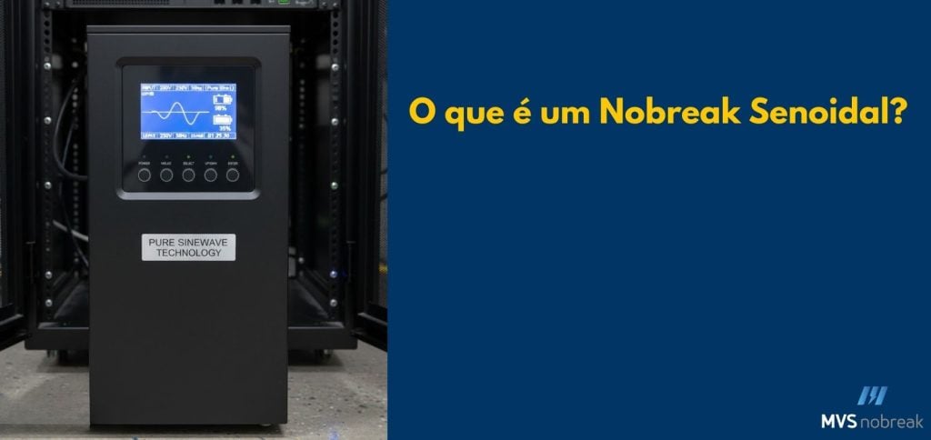 Imagem em formato de banner dividido em duas partes.
À esquerda, há um nobreak torre preto posicionado na frente de dois racks de TI. O display digital azul na parte superior mostra uma onda senoidal, informações de tensão e porcentagens de carga e bateria. Abaixo do visor, há cinco botões alinhados. Na parte inferior do nobreak, uma etiqueta diz “PURE SINEWAVE TECHNOLOGY”. O piso é cinza e o ambiente é de sala técnica.
À direita, um fundo azul-escuro com o texto em amarelo: “O que é um Nobreak Senoidal?”.
No canto inferior direito, o logotipo da MVS Nobreak.