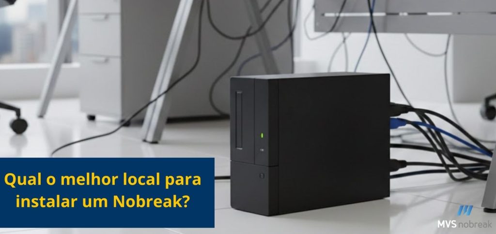Imagem de um ambiente corporativo moderno. No centro da cena, há um nobreak preto, em formato torre, posicionado diretamente no chão, ao lado de uma mesa com pés metálicos. O nobreak está ligado a vários cabos conectados na parte traseira. Ao fundo, é possível ver gavetas de um armário branco e cadeiras de escritório com rodinhas.
No canto inferior esquerdo da imagem, há um retângulo azul com a frase em destaque:
"Qual o melhor local para instalar um Nobreak?" escrita em letras grandes, amarelas.
No canto inferior direito está o logotipo da empresa MVS Nobreak.