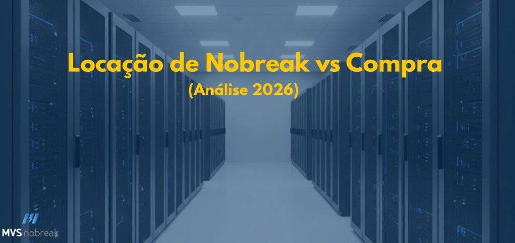 Imagem em formato horizontal mostrando um corredor central de um data center corporativo. De ambos os lados, há fileiras simétricas de racks de servidores altos, na cor escura, com portas perfuradas e luzes azuis acesas no interior, indicando equipamentos em funcionamento. O ambiente é limpo, moderno e organizado, com piso claro, teto branco com iluminação embutida e sensação de profundidade, já que o corredor se estende até o fundo da imagem. Sobre a imagem, no centro superior, aparece um texto grande em amarelo com a frase: “Locação de Nobreak vs Compra” Logo abaixo, em tamanho menor, também em amarelo, está escrito: “(Análise 2026)” No canto inferior esquerdo, há o logotipo da MVS Nobreak, discreto, em tons de azul e branco. A imagem transmite tecnologia, continuidade operacional, segurança e alta criticidade, reforçando a ideia de um ambiente que não pode sofrer interrupções de energia.