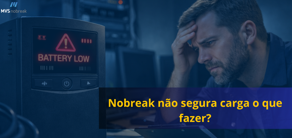 Imagem com fundo escuro em tons de azul, com efeito de sobreposição que transmite um ambiente tecnológico.
No lado esquerdo, aparece um nobreak em destaque com um alerta em vermelho na tela escrito “BATTERY LOW”, acompanhado de um ícone de atenção. O equipamento está sobre uma mesa, com cabos conectados.
No lado direito, há um homem adulto, com expressão de preocupação, apoiando a mão na cabeça enquanto olha para o equipamento. Ele segura uma prancheta, sugerindo análise ou diagnóstico técnico.
Na parte inferior central da imagem, há uma faixa escura semi-transparente. Sobre ela, em destaque, está o texto em amarelo:
“Nobreak não segura carga o que fazer?”
No canto superior esquerdo, aparece o logotipo da MVS Nobreak.
A imagem transmite sensação de problema técnico, urgência e necessidade de solução.