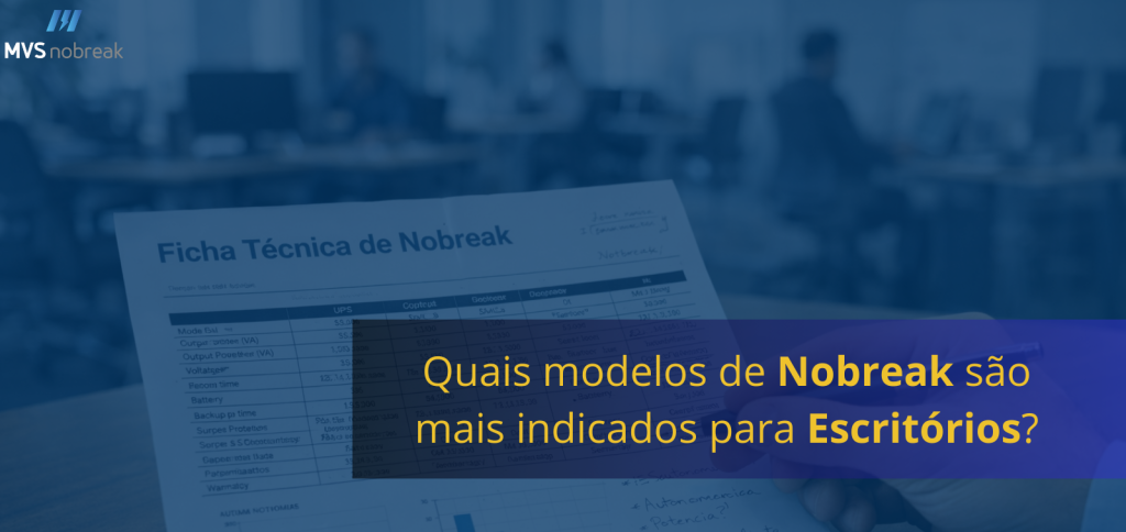 Imagem em formato horizontal com estilo corporativo. Ao fundo aparece um escritório moderno, com mesas, computadores e pessoas trabalhando, porém tudo está desfocado para criar profundidade.
Em primeiro plano aparece uma ficha técnica de nobreak sendo analisada por uma pessoa. A mão segura uma caneta e aponta para a folha, que contém tabelas, gráficos e especificações técnicas, sugerindo uma análise comparativa de equipamentos.
Sobre toda a imagem existe um filtro azul corporativo. No canto superior esquerdo aparece o logo da MVS Nobreak.
Na parte inferior da imagem há uma faixa azul escura com o título em destaque na cor amarela:
“Quais modelos de Nobreak são mais indicados para Escritórios?”
A cena transmite a ideia de pesquisa técnica, tomada de decisão e análise profissional antes da escolha de um nobreak para ambientes corporativos.