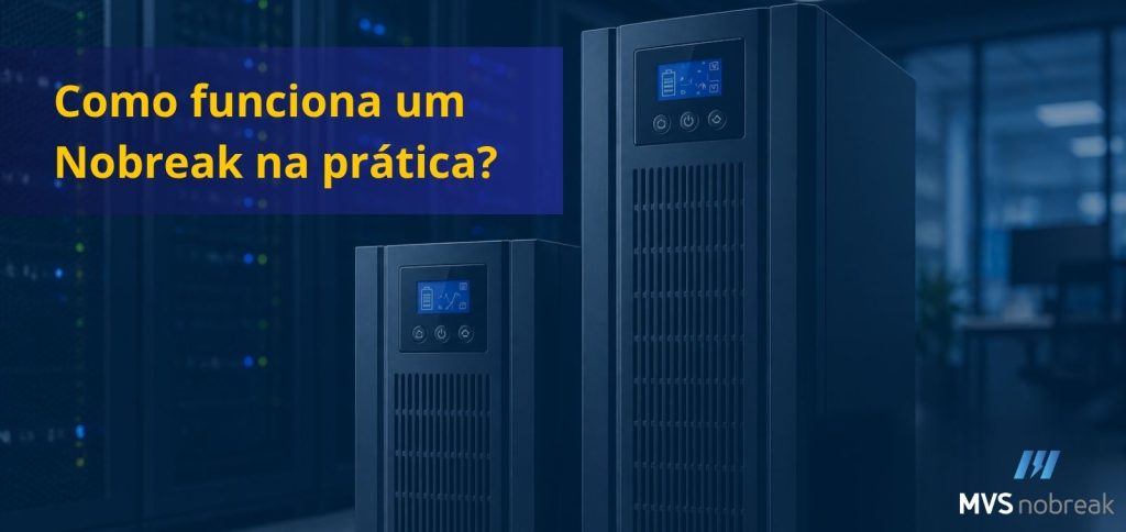 Imagem com estética corporativa e tecnológica.
Em primeiro plano, aparecem dois nobreaks pretos, modernos, com acabamento fosco e displays digitais iluminados em azul. O maior está à direita, em destaque, enquanto o menor fica levemente atrás, à esquerda, criando profundidade.
Ao fundo, há um ambiente que remete a um data center ou escritório de TI, com racks de servidores desfocados e iluminação fria em tons de azul, reforçando a sensação de tecnologia e segurança.
Na parte superior esquerda, há um bloco retangular azul escuro com o texto em amarelo:
“Como funciona um Nobreak na prática?”
No canto inferior direito, de forma discreta, aparece o logo da MVS Nobreak.
A composição transmite estabilidade, tecnologia e continuidade operacional — alinhada com a proposta de energia sem interrupções.