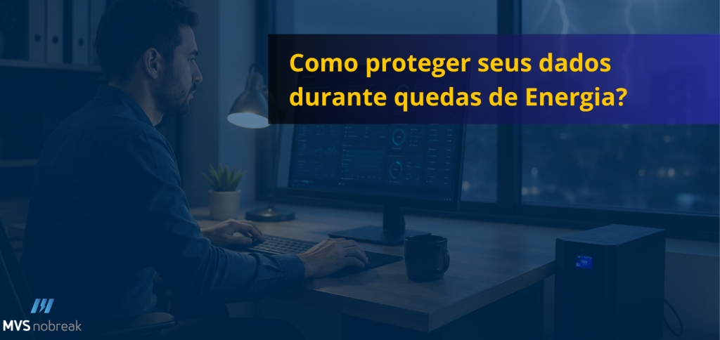 A imagem mostra um ambiente corporativo moderno em tons escuros e azulados, transmitindo sensação de segurança, tecnologia e continuidade operacional. À esquerda, há um profissional sentado em frente a um computador, trabalhando normalmente mesmo durante uma forte tempestade visível pela janela ao fundo, onde aparecem relâmpagos iluminando a cidade.
Sobre a mesa há monitor, teclado, luminária e um nobreak moderno posicionado à direita, reforçando a ideia de proteção energética e continuidade dos sistemas durante quedas de energia.
Na parte superior direita da imagem existe uma faixa azul translúcida com o título em destaque na cor amarela:
“Como proteger seus dados durante quedas de Energia?”
No canto inferior esquerdo está posicionada a logomarca da MVS Nobreak. A composição visual transmite estabilidade, proteção de dados e prevenção contra perdas causadas por falhas elétricas.