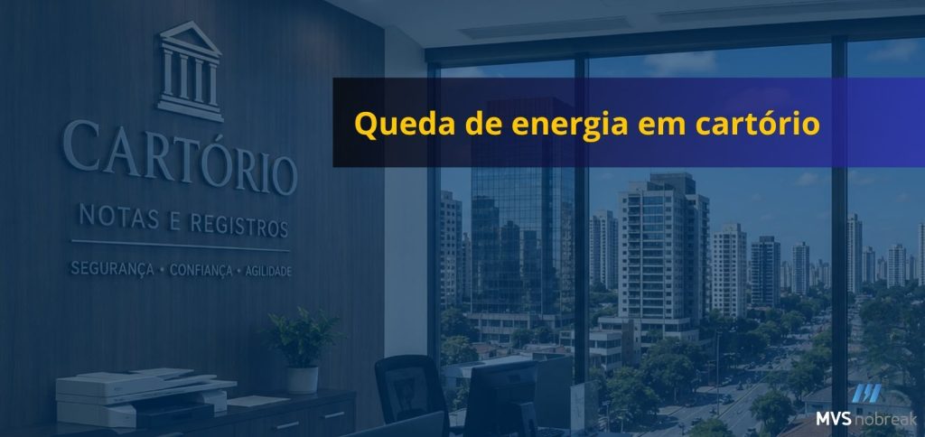 A imagem mostra o interior moderno de um cartório, com ambiente corporativo sofisticado e acabamento em madeira escura. À esquerda, há uma parede com o nome “Cartório Notas e Registros” em letras metálicas, acompanhado de um símbolo clássico de instituição. Abaixo, aparecem as palavras “Segurança”, “Confiança” e “Agilidade”.
Na parte central da imagem, é possível ver mesas de atendimento com computadores, cadeiras e equipamentos de escritório organizados. Ao fundo, uma grande janela de vidro revela a paisagem urbana do bairro Brooklin, em São Paulo – SP, com prédios altos e avenidas movimentadas sob céu azul.
Sobre a imagem existe uma camada azul escura translúcida, criando um efeito tecnológico e corporativo. No canto superior direito, em destaque, aparece o texto em amarelo: “Queda de energia em cartório”.
No canto inferior direito está o logotipo da MVS Nobreak, reforçando a identidade visual da empresa.