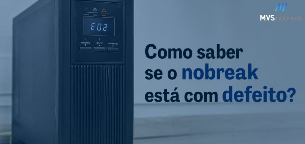 À esquerda, há um nobreak torre preto, com acabamento robusto e linhas verticais. No painel frontal, um visor digital exibe o código de erro “E02”, acompanhado de pequenos ícones de alerta acima, indicando falha no equipamento.
O fundo é neutro e levemente desfocado, com tonalidade fria azulada, transmitindo um ambiente técnico e profissional.
À direita da imagem, em destaque, está o texto:
“Como saber se o nobreak está com defeito?”
A palavra “nobreak” aparece em azul mais intenso, reforçando o foco do tema.
No canto superior direito, há o logotipo da MVS Nobreak, discreto, mantendo a identidade visual da marca.
A composição geral passa uma sensação de alerta, tecnologia e confiabilidade, conectando diretamente com o tema de diagnóstico e manutenção do equipamento.