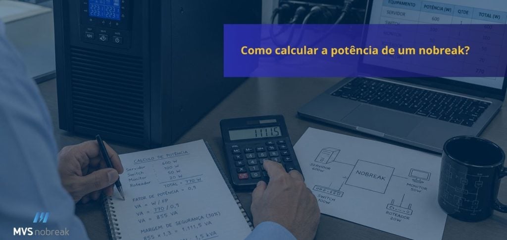 Imagem ilustrativa mostrando o cálculo da potência de um nobreak por meio da soma das cargas elétricas, utilização de calculadora, planilha de consumo e equipamento nobreak em ambiente corporativo.