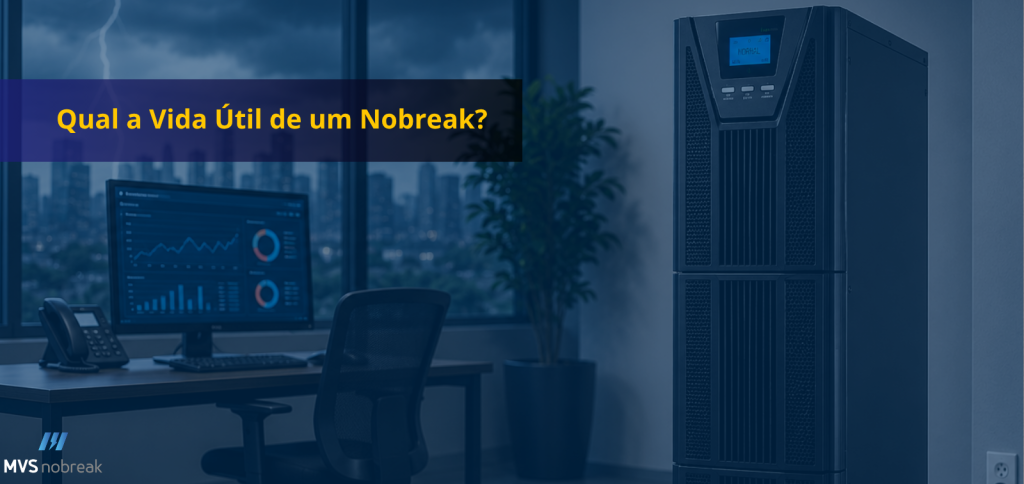 Banner corporativo da MVS Nobreak com foco em proteção de energia para ambientes empresariais e infraestrutura crítica.
A imagem apresenta um escritório moderno com iluminação reduzida e tons predominantes de azul escuro. Ao fundo, uma grande janela revela um céu carregado com nuvens escuras e um raio ao longe, simbolizando condições adversas e riscos relacionados à rede elétrica.
No lado esquerdo, há uma estação de trabalho composta por mesa, cadeira ergonômica, telefone corporativo e monitor exibindo gráficos e indicadores de desempenho. O ambiente transmite uma atmosfera de gestão, monitoramento e continuidade operacional.
No lado direito, destaca-se um nobreak corporativo de grande porte, na cor preta, com design robusto e formato vertical. O equipamento ocupa boa parte da composição visual e representa a proteção dos sistemas contra quedas de energia e oscilações elétricas.
Uma camada azul semitransparente cobre toda a imagem, reforçando a identidade visual tecnológica da marca. No canto inferior esquerdo aparece o logotipo da MVS Nobreak.
Na parte superior esquerda há uma faixa azul escura semitransparente com o título em amarelo:
"Qual a Vida Útil de um Nobreak?"
A composição transmite conceitos de durabilidade, confiabilidade, proteção de infraestrutura, continuidade operacional e planejamento da vida útil dos equipamentos de energia crítica utilizados por empresas, data centers, escritórios e ambientes de TI.