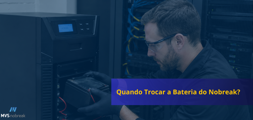 Banner corporativo da MVS Nobreak com foco em manutenção preventiva e substituição de baterias de nobreak.
A imagem mostra um ambiente técnico profissional semelhante a uma sala de servidores ou data center. Em primeiro plano, um técnico utiliza luvas de proteção e óculos de segurança enquanto realiza a substituição de uma bateria em um nobreak corporativo de grande porte.
O equipamento está aberto, permitindo visualizar o compartimento interno das baterias. O técnico segura uma bateria selada enquanto realiza a instalação ou remoção do componente, demonstrando um procedimento de manutenção especializada.
Ao fundo, racks de servidores e cabeamento estruturado reforçam o contexto de infraestrutura crítica e ambientes de TI. A iluminação é suave e profissional, com predominância de tons escuros e tecnológicos.
Uma camada azul semitransparente cobre toda a imagem, criando uma aparência corporativa alinhada à identidade visual da MVS Nobreak. No canto inferior esquerdo está o logotipo da empresa.
Na parte inferior direita, uma faixa azul translúcida destaca o título em amarelo:
"Quando Trocar a Bateria do Nobreak?"
A composição transmite conceitos de manutenção preventiva, confiabilidade operacional, vida útil das baterias, continuidade dos negócios e proteção de equipamentos críticos contra falhas de energia. É uma imagem ideal para conteúdos relacionados à substituição de baterias, manutenção de nobreaks e boas práticas de infraestrutura elétrica empresarial.