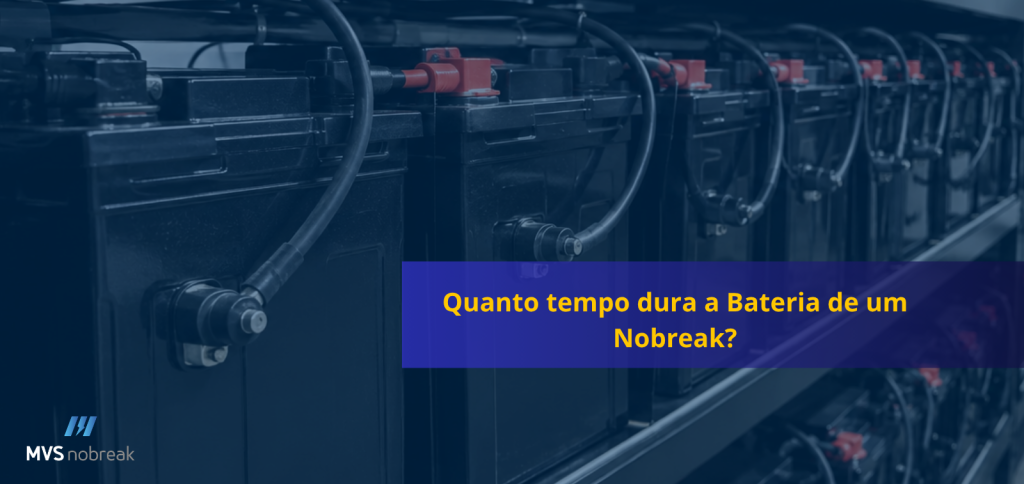 Imagem de um banco de baterias para nobreak instalado em ambiente técnico. Diversas baterias pretas estão organizadas em prateleiras metálicas, interligadas por cabos e conectores elétricos. Em destaque, uma bateria em primeiro plano mostra os terminais e conexões, enquanto as demais se estendem ao fundo em perspectiva. Sobre a imagem há uma sobreposição azul escura com o texto em amarelo: 'Quanto tempo dura a Bateria de um Nobreak?'. No canto inferior esquerdo aparece o logotipo da MVS Nobreak. O ambiente transmite organização, segurança e infraestrutura crítica para continuidade de energia.