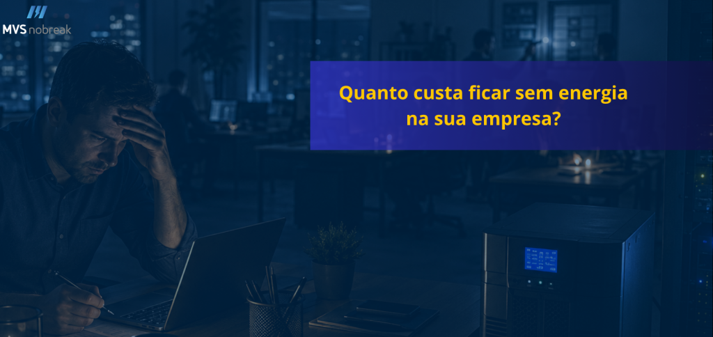Banner corporativo da MVS Nobreak com temática voltada para os impactos da falta de energia em ambientes empresariais.
No lado esquerdo da imagem, um profissional aparece sentado em uma mesa de escritório durante um apagão. Ele apoia a mão na testa enquanto olha para um notebook, transmitindo preocupação e tensão diante de uma possível interrupção nas operações. O ambiente está escuro, iluminado apenas por luzes de emergência e pela claridade suave que entra pelas janelas.
Ao fundo, outros colaboradores aparecem trabalhando em um escritório com iluminação reduzida, reforçando a sensação de instabilidade causada pela falta de energia elétrica. É possível observar um ambiente corporativo moderno com vista para prédios iluminados na cidade durante a noite.
No canto inferior direito, há um nobreak corporativo de grande porte com o painel ligado, simbolizando a proteção da infraestrutura crítica e a continuidade operacional mesmo durante falhas na rede elétrica.
Uma camada azul semitransparente cobre toda a imagem, reforçando a identidade visual da MVS Nobreak. No canto superior esquerdo está o logotipo da empresa.
No centro-direita do banner, uma faixa azul translúcida destaca o título em amarelo:
"Quanto custa ficar sem energia na sua empresa?"
A composição transmite visualmente os riscos de uma interrupção elétrica, incluindo perda de produtividade, preocupação operacional, paralisação de atividades e a necessidade de soluções de proteção de energia para ambientes corporativos.