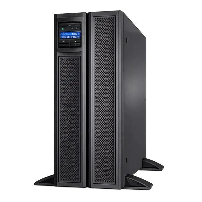 Nobreak corporativo de grande porte, na cor preta, com design vertical em formato torre. O equipamento possui painel frontal com acabamento em grade metálica, tela de monitoramento na parte superior e estrutura robusta voltada para ambientes críticos. Está apoiado sobre uma base metálica com pés laterais de sustentação, transmitindo aparência de alta capacidade, confiabilidade e tecnologia para proteção contínua de energia em empresas, data centers e operações de missão crítica.