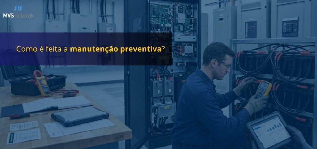 Imagem de um ambiente técnico de manutenção de nobreaks. À direita, um técnico uniformizado realiza medições em um banco de baterias utilizando um multímetro digital, enquanto observa atentamente as conexões elétricas. Ao lado dele, um nobreak de grande porte está aberto, revelando seus componentes internos, como placas eletrônicas, cabos e módulos de potência. Em primeiro plano, há um tablet exibindo gráficos e dados técnicos. À esquerda da imagem, uma bancada de trabalho contém ferramentas de medição, um notebook, documentos e instrumentos utilizados durante a inspeção. Ao fundo, painéis elétricos reforçam o ambiente industrial e organizado. Sobre uma faixa azul-escura na parte superior da imagem, aparece o título: 'Como é feita a manutenção preventiva?'. A composição transmite profissionalismo, segurança e manutenção especializada em sistemas de nobreak.