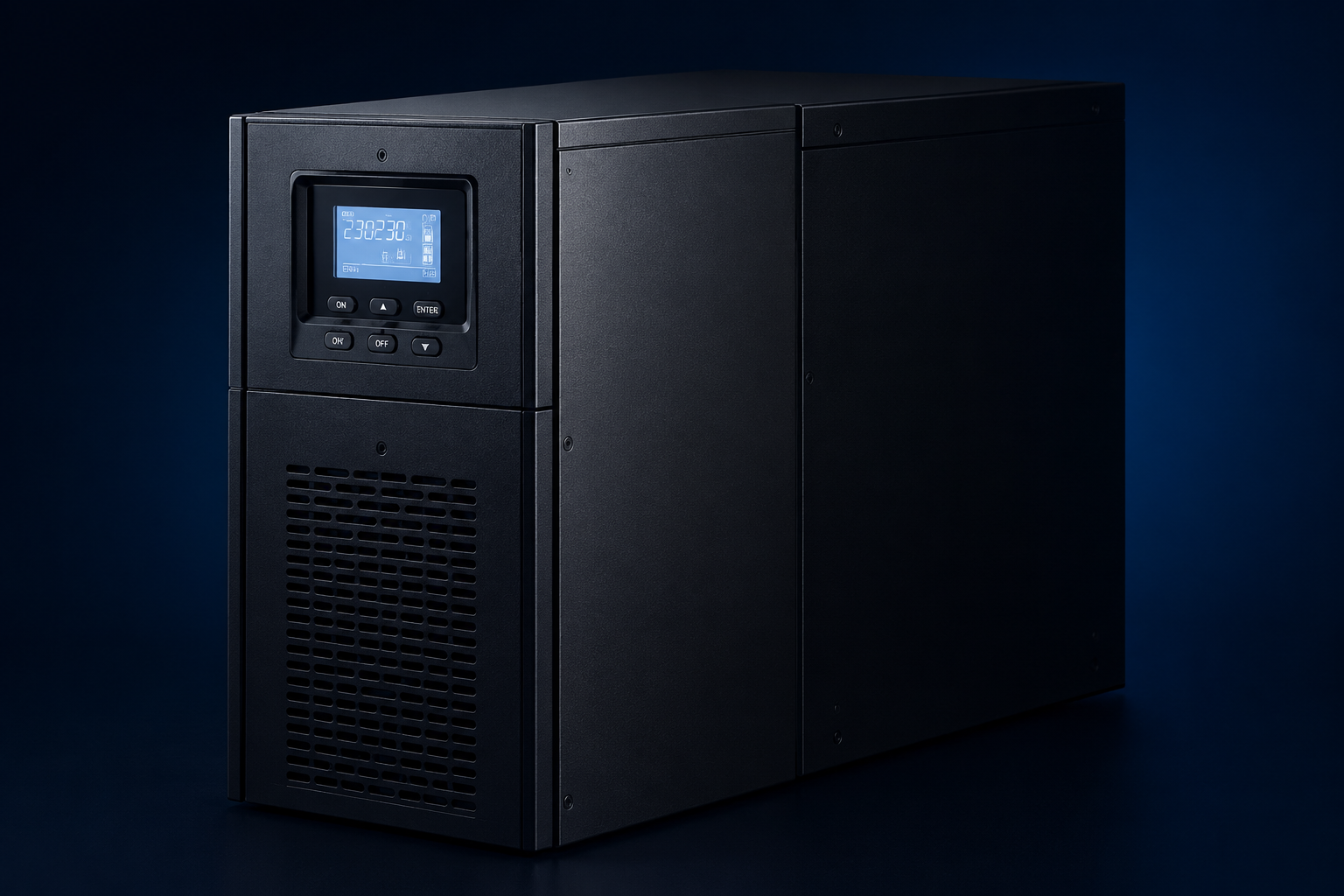 Imagem de um nobreak de 3 kVA, na cor preta, em formato torre. O equipamento possui estrutura vertical, painel de controle e indicadores luminosos na parte frontal, além de grades de ventilação. O nobreak está posicionado em perspectiva, permitindo visualizar a parte frontal e a lateral do equipamento.