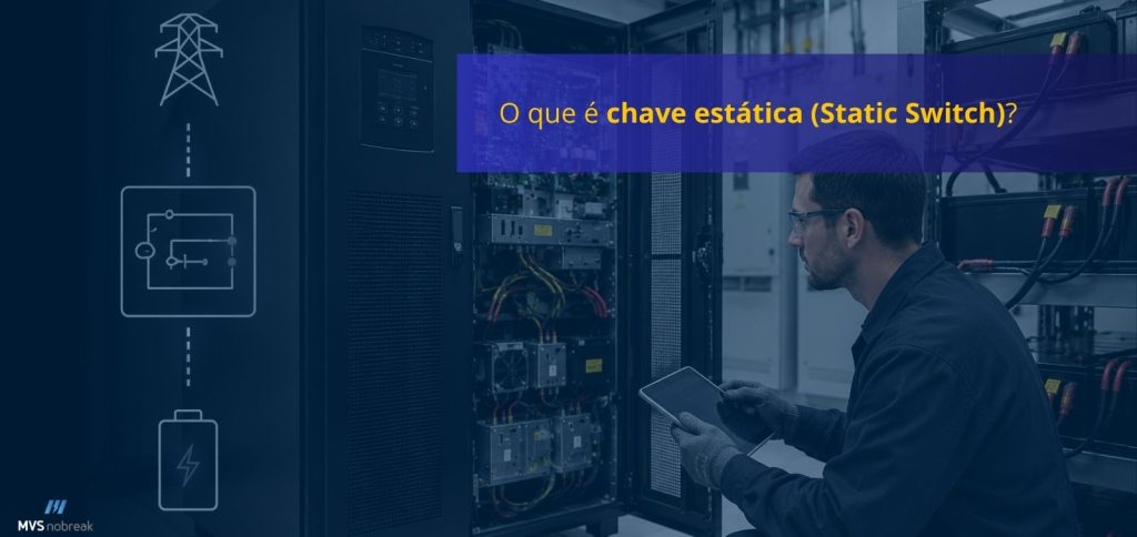 **Audiodescrição:**
Imagem de um ambiente técnico dedicado a sistemas de energia. À direita, um técnico usando uniforme azul, luvas e óculos de proteção está ajoelhado diante de um nobreak de grande porte com a porta aberta, analisando seus componentes internos enquanto segura um tablet. Ao lado do equipamento, há um banco de baterias organizado em rack metálico, com cabos de alta capacidade conectando cada módulo. À esquerda da imagem, uma ilustração representa o funcionamento da chave estática: no topo aparece um ícone de rede elétrica, no centro o símbolo de um circuito eletrônico e, na parte inferior, o ícone de uma bateria, todos ligados por uma linha vertical pontilhada, simbolizando a transferência automática de energia. Sobre a imagem há uma faixa azul semitransparente com o título **"O que é chave estática (Static Switch)?"** em letras brancas e amarelas. No canto inferior esquerdo está o logotipo da MVS Nobreak. A composição transmite tecnologia, confiabilidade e continuidade de energia em ambientes corporativos.